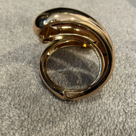 Elegant Gold-Tone Women's Jewelry - Picture 3 of 4